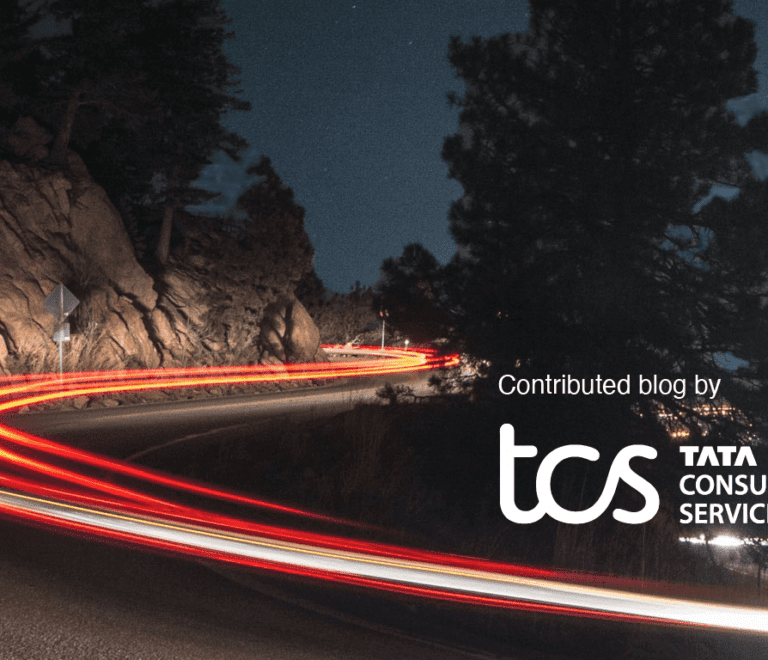 TCS-Logo auf Zeitraffer Verkehr Hintergrund